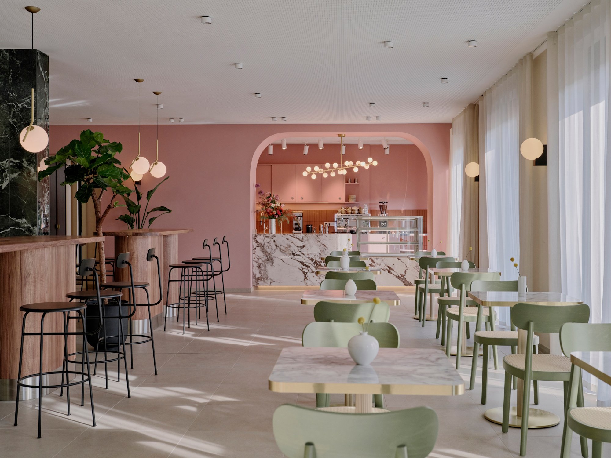 Cafeteria mit modernen Kaffeehaus-Stühlen von Thonet